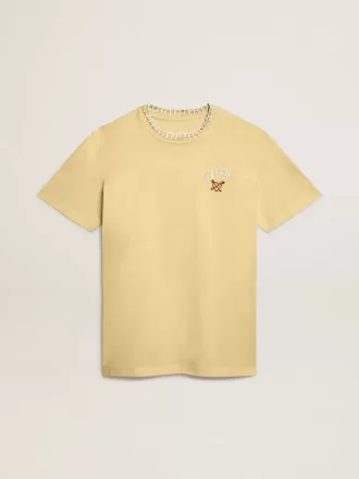 T-shirt til kvinder i bomuldsjersey med broderi på halsen og hjertet T-shirt til kvinder i bomuldsjersey med broderi på halsen og hjertet