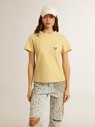 T-shirt til kvinder i bomuldsjersey med broderi på halsen og hjertet T-shirt til kvinder i bomuldsjersey med broderi på halsen og hjertet