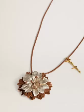 Vedhæng med blomstercharme i tan og champagnefarvet læder